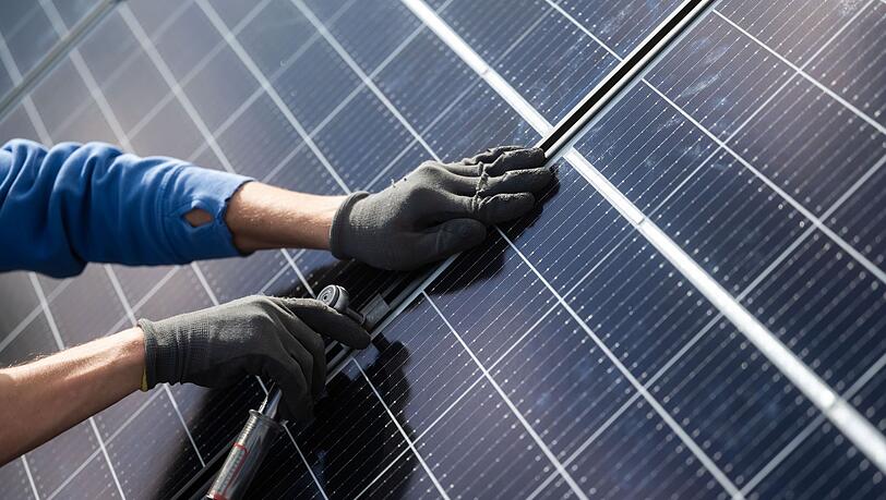 In Unterhaching ist ein Solartechniker vom Dach gestürzt und hat sich dabei schwer am Kopf verletzt. (Symbolbild)