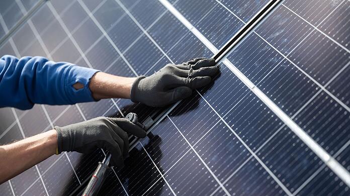 In Unterhaching ist ein Solartechniker vom Dach gestürzt und hat sich dabei schwer am Kopf verletzt. (Symbolbild)
