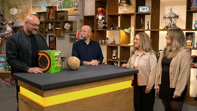 Beim Aufräumen einer staubigen Ecke in der Wohnung des Onkels war das Sportgerät samt Verpackung zum Vorschein gekommen, berichteten Mutter und Tochter Experte Sven Deutschmanek (links) und Moderator Horst Lichter. Beim Aufräumen einer staubigen Ecke in der Wohnung des Onkels war das Sportgerät samt Verpackung zum Vorschein gekommen, berichteten Mutter und Tochter Experte Sven Deutschmanek (links) und Moderator Horst Lichter.