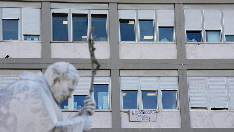 Nach der Operation an der Lunge des Papstes stehen wichtige Befunde noch aus. Nach der Operation an der Lunge des Papstes stehen wichtige Befunde noch aus.