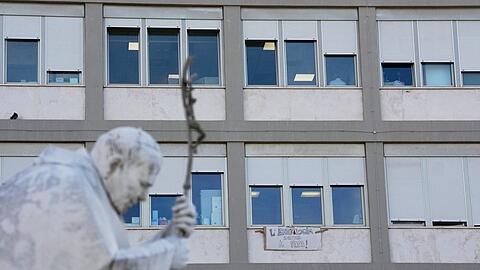 Nach der Operation an der Lunge des Papstes stehen wichtige Befunde noch aus.