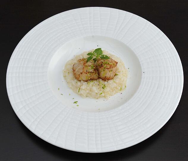 Der dritte Gang des Menüs: Jakobsmuscheln auf Limettenrisotto mit Parmesan, dazu ein fruchtiger Gewürztraminer.