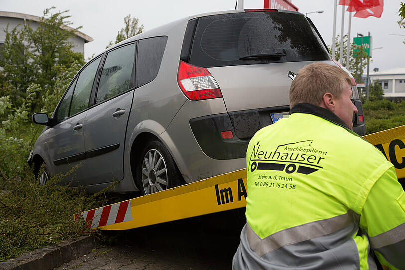 Ein führerscheinloses Mädchen übt auf einem Parkplatz das Autofahren und rast versehentlich in einen Stromkasten.
