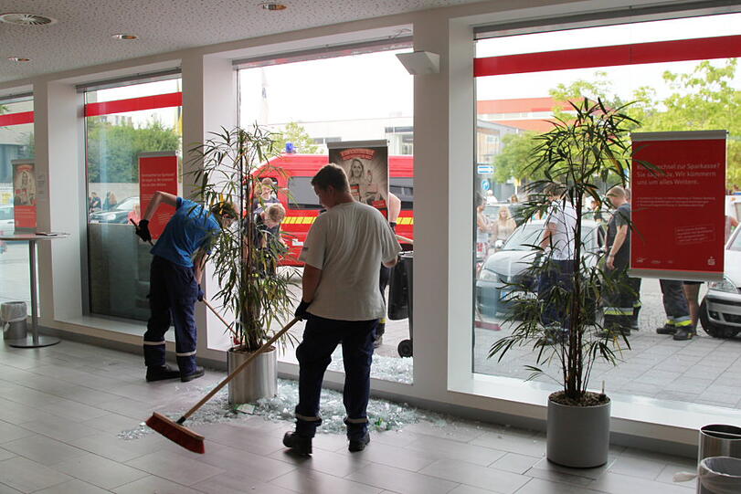 Kurioser Unfall beim Einparken in Waldkraiburg. Die Bilder vom Crash in die Sparkasse.