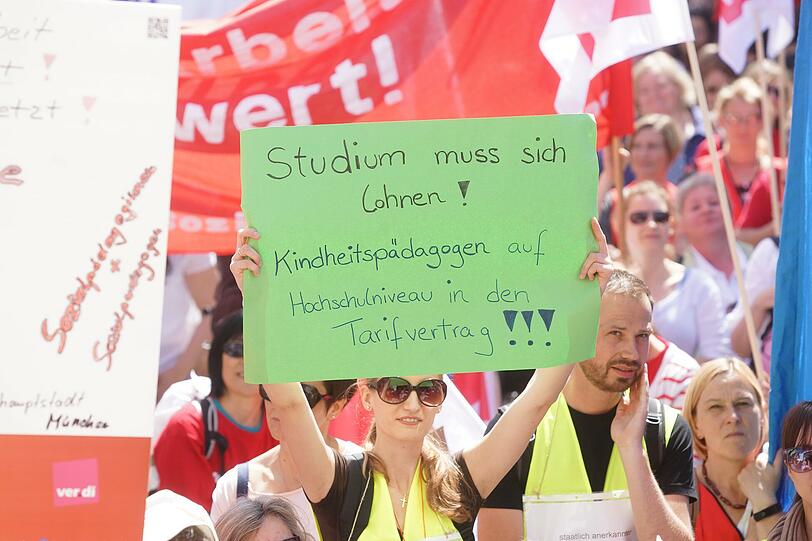 Weitere Bilder der Demonstration der Erzieherinnen und Erzieher am Montag in München