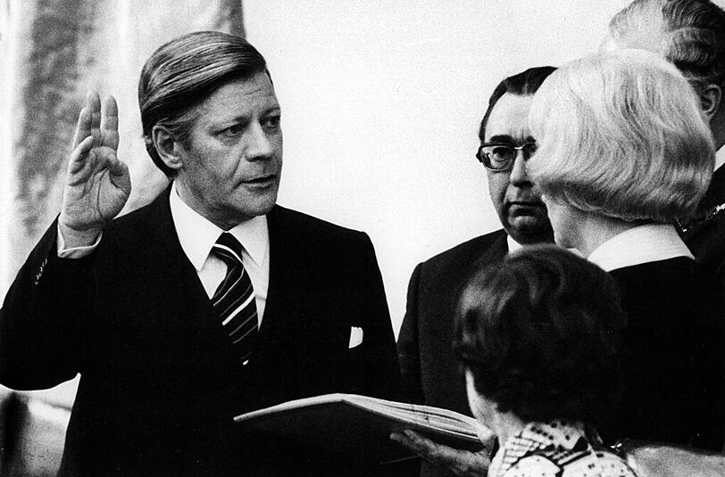 16. Mai 1974: Helmut Schmidt wird im Bundestag in Bonn zum Kanzler vereidigt.