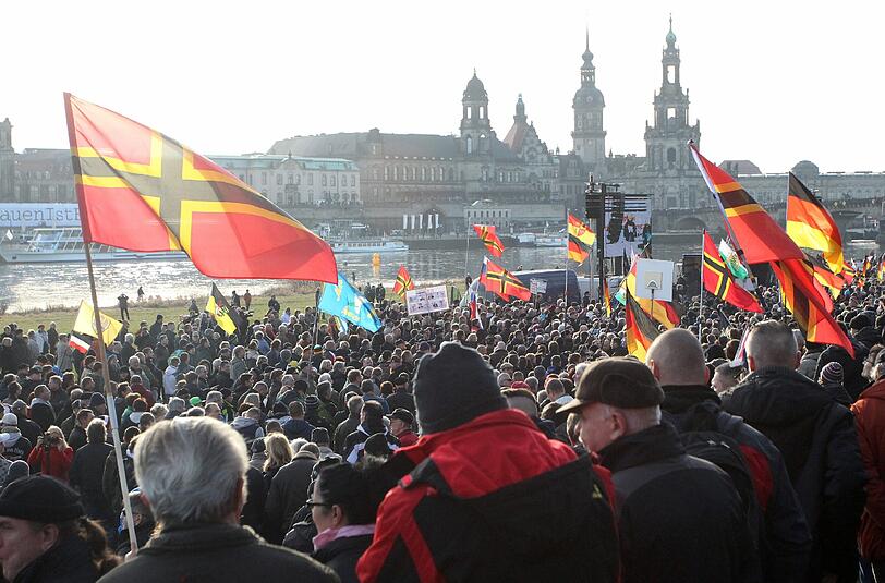 Pegida-Anhänger haben sich am Königsufer in Dresden versammelt. Die fremden- und islamfeindliche Organisation hatte zu einem internationalen Aktionstag aufgerufen.