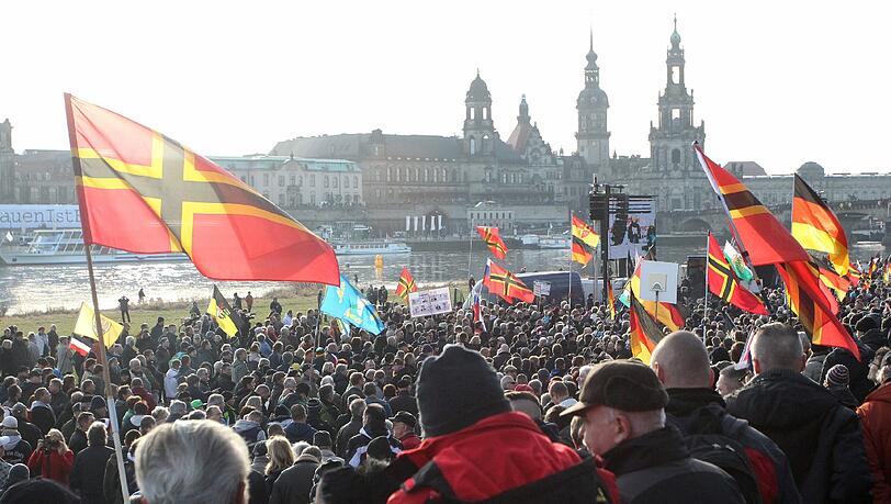 Pegida-Anhänger haben sich am Königsufer in Dresden versammelt. Die fremden- und islamfeindliche Organisation hatte zu einem internationalen Aktionstag aufgerufen. Pegida-Anhänger haben sich am Königsufer in Dresden versammelt. Die fremden- und islamfeindliche Organisation hatte zu einem internationalen Aktionstag aufgerufen.