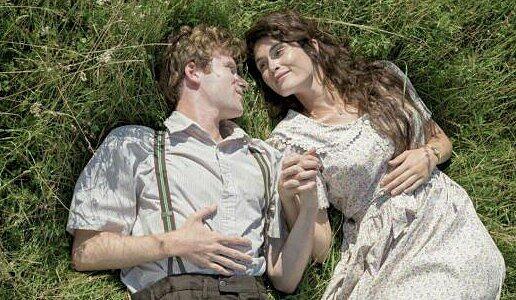 Er wolle sie immer zum Lachen bringen, das versprach Léo (Mark Rendall) einst seiner geliebten Alma (Gemma Arterton).