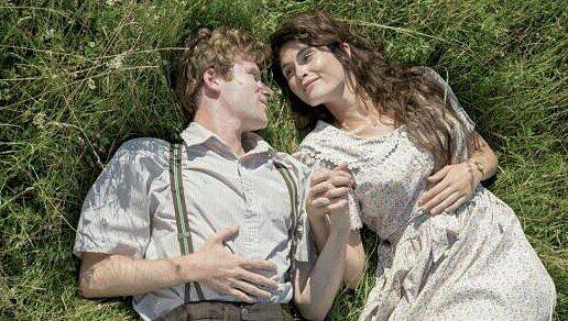 Er wolle sie immer zum Lachen bringen, das versprach Léo (Mark Rendall) einst seiner geliebten Alma (Gemma Arterton).