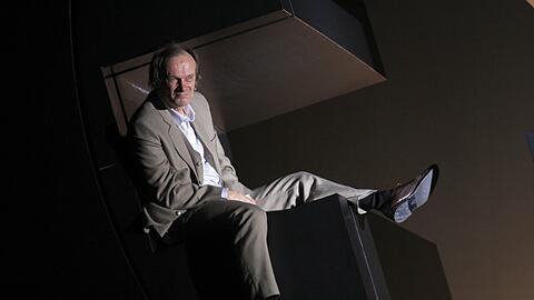 Edgar Selge spielt Houellebecq.
