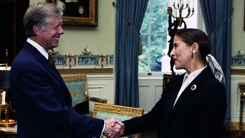 1980 ernennt Präsident Jimmy Carter Ruth Bader Ginsburg zur Richterin am Berufungsgericht der Vereinigten Staaten. Bill Clinton schickt sie 1993 an den Supreme Court.