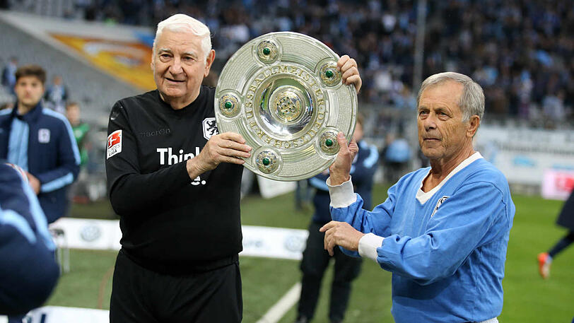 Fredi Heiß (r.) mit Torwart Petar Radenkovic bei der Jubiläumsfeier zur Meisterschaft 1966.