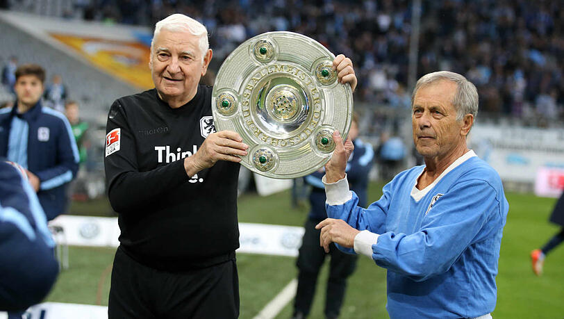 Fredi Heiß (r.) mit Torwart Petar Radenkovic bei der Jubiläumsfeier zur Meisterschaft 1966. Fredi Heiß (r.) mit Torwart Petar Radenkovic bei der Jubiläumsfeier zur Meisterschaft 1966.