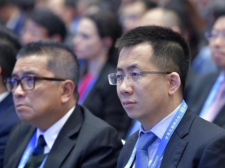 ByteDance-CEO Zhang Yiming (r) nimmt an der Eröffnungszeremonie der 5. Welt-Internetkonferenz teil. (Archiv).