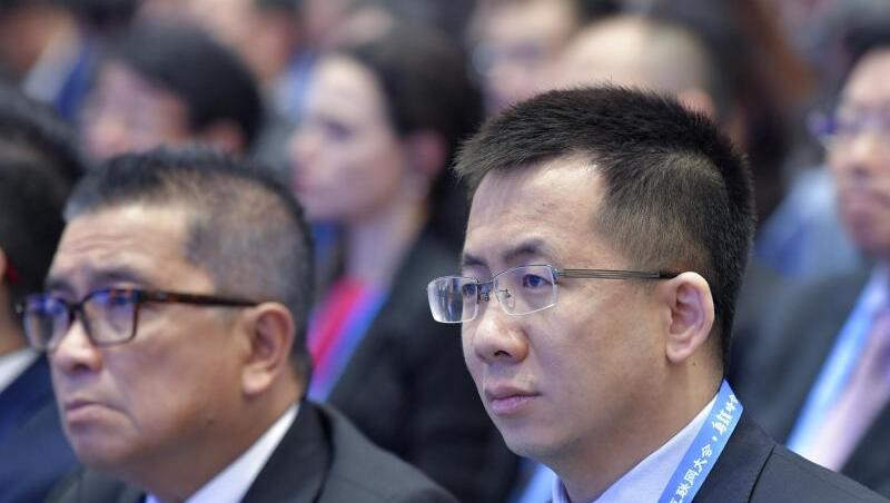 ByteDance-CEO Zhang Yiming (r) nimmt an der Eröffnungszeremonie der 5. Welt-Internetkonferenz teil. (Archiv). ByteDance-CEO Zhang Yiming (r) nimmt an der Eröffnungszeremonie der 5. Welt-Internetkonferenz teil. (Archiv).