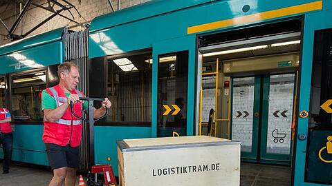 Auf dem VGF Betriebshof Gutleut wird Ware mit einem Hubwagen in eine Tram geschoben.