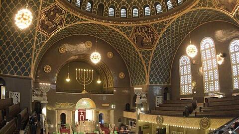 Festlich beleuchtet ist in Augsburg der Gebetsraum in der Synagoge. Foto: Stefan Puchner/dpa