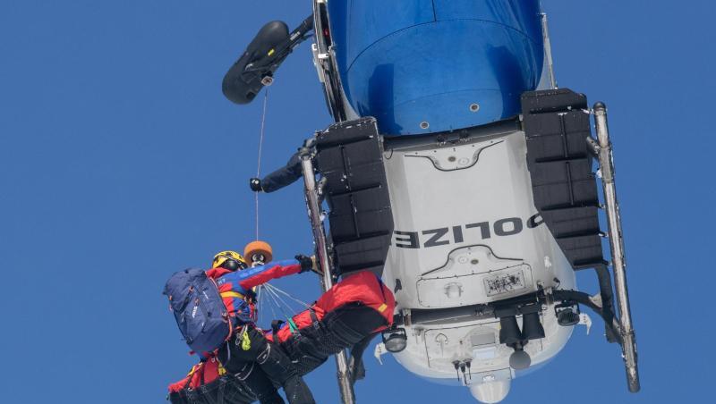 Ein Bergwachtmann und eine gerettete Person werden in einen Polizeihubschrauber gezogen. Foto: Ein Bergwachtmann und eine gerettete Person werden in einen Polizeihubschrauber gezogen. Foto: