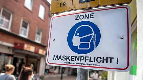 Ein Festhalten an der Maskenpflicht im Freien wird auch von vielen Experten als unnötig angesehen. In Innenräumen sieht das anders aus.