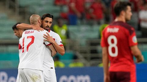 Irfan Can Kahveci und Burak Yilmaz (l) bejubeln den t&uuml;rkischen Anschlusstreffer.