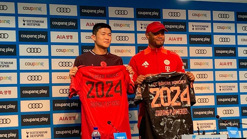 Trainer Vincent Kompany (r) mit Bayerns Südkorea-Star Minjae Kim vor dem Testspiel gegen Tottenham.