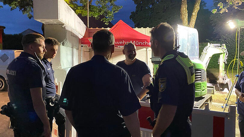 Nach der erfolgreichen Entschärfung gab es erst mal einen kleinen Plausch mit der Polizei.
