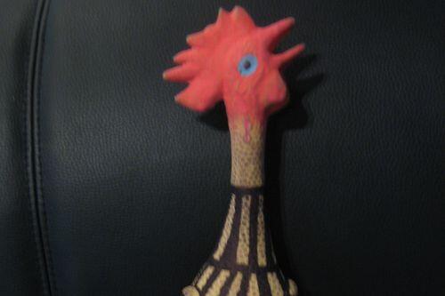 Das "blinde Huhn", das Fans des EHC München aufs Eis warfen.