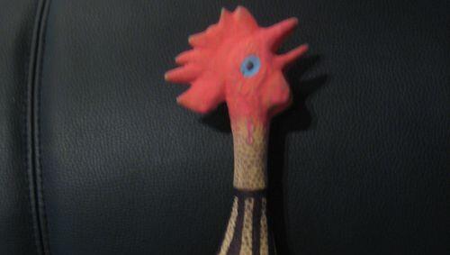 Das "blinde Huhn", das Fans des EHC München aufs Eis warfen. Das "blinde Huhn", das Fans des EHC München aufs Eis warfen.