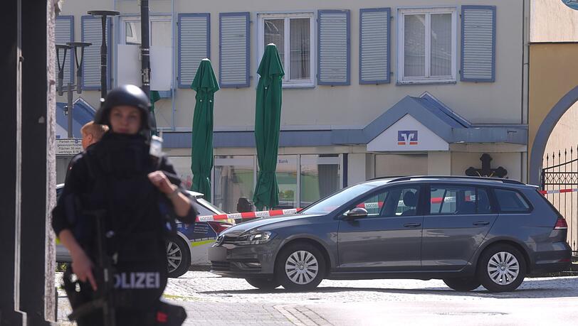 Schwer bewaffnete Einsatzkr&auml;fte bezogen Stellung vor der Bank.