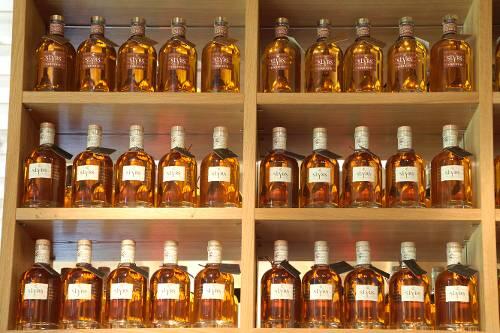 In seiner Unterwäsche hat ein Ladendieb seine Beute versteckt. Darunter zwölf Flaschen Whiskey. (Symbolbild)