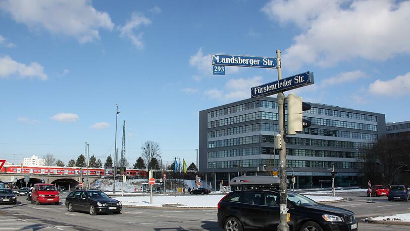 Die Ampelanlage an der viel befahrenen Kreuzung Landsberger- und Fürstenrieder Straße war tagelang beschädigt. Die Ampelanlage an der viel befahrenen Kreuzung Landsberger- und Fürstenrieder Straße war tagelang beschädigt.