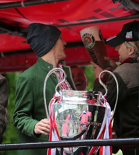 Auf dem Champions-Truck feiern die Bayern-Stars den Triple-Gewinn. Die besten Partypics in der Bilderstrecke zum Durchklicken