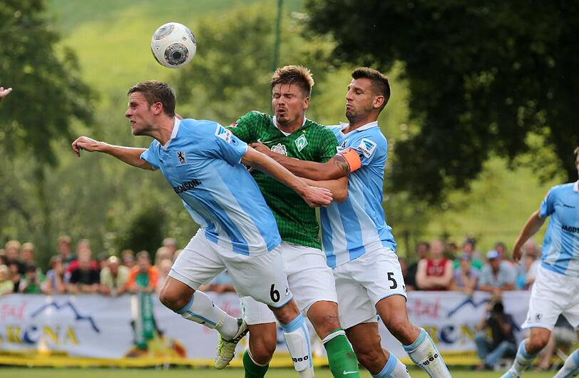 Die besten Bilder vom Spiel - auf und neben dem Platz.