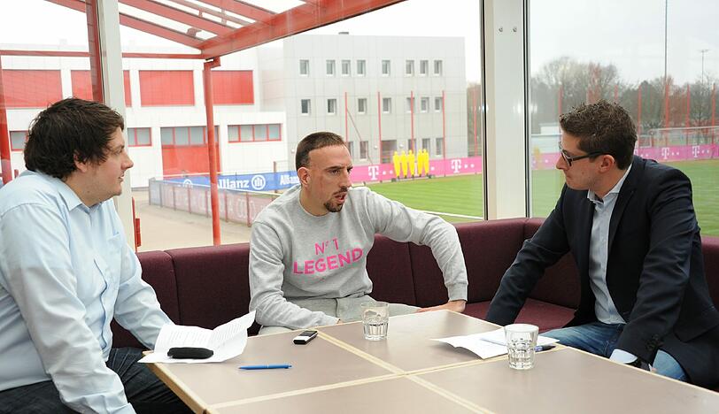 Bayern-Reporter Florian Bogner (l.) und Sportvize Marco Fenske (r.) im Gespräch mit Franck Ribéry an der Säbener Straße.