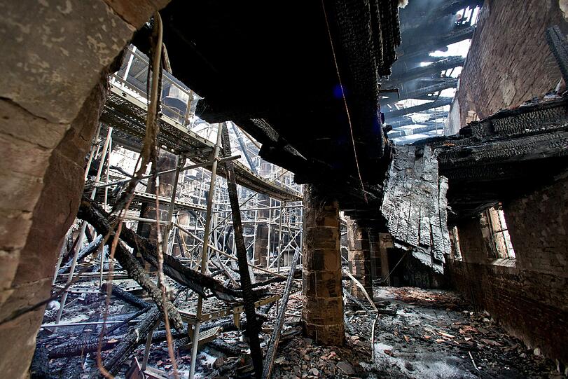 Ein Feuer hat in der Altstadt in Nürnberg gewütet und den Dachstuhl der Kirche St. Martha völlig zerstört. Die Bilder vom Feuer, von den Löscharbeiten und wie das Gebäude jetzt aussieht.