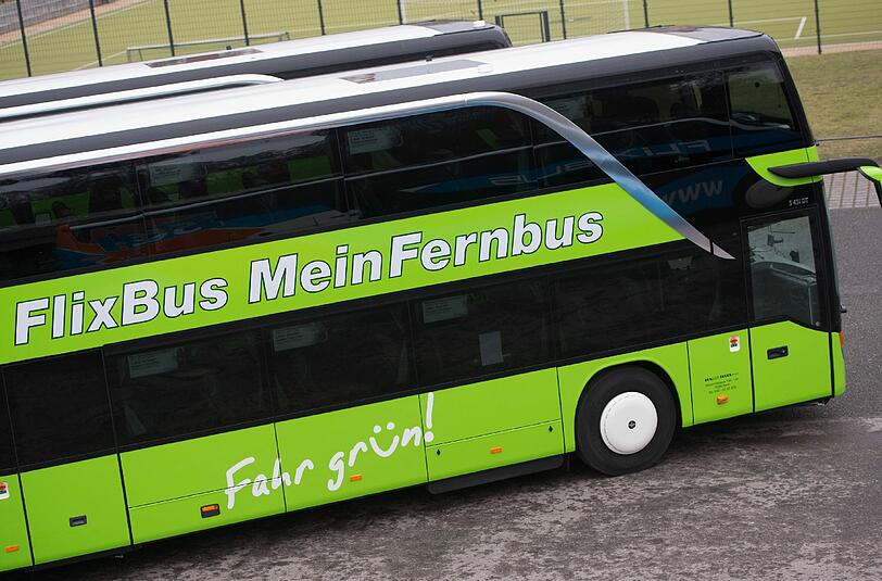 Absicht oder Vorschrift? Ein Flixbus-Fahrer soll eine dunkelhäutige Frau und ihr Kind auf einer Raststätte stehengelassen haben.