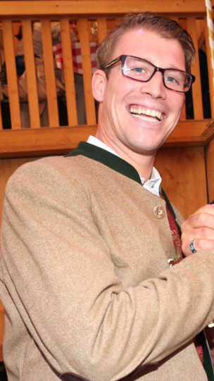 Jungwirt Ludwig Reinbold vom Schützenfestzelt: 1. Weus&rsquo;d a Herz hast wia a Bergwerk von Fendrich mit 6500 Sternenwerfer - 2. Acht Hendl hab ich geschätzt gegessen - 3. Die Bavaria in der Nacht, wenn man von oben das bunte Lichtermeer der Wiesn überblicken kann.