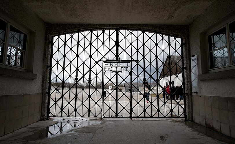 Die Bilder von der Rückkehr des KZ-Tors in Dachau.