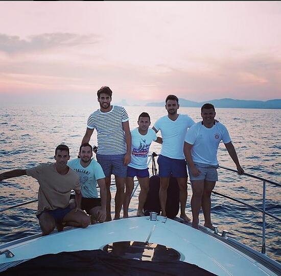 Männerurlaub auf dem Boot: Javi Martínez genießt den Sommer mit seinen Freunden