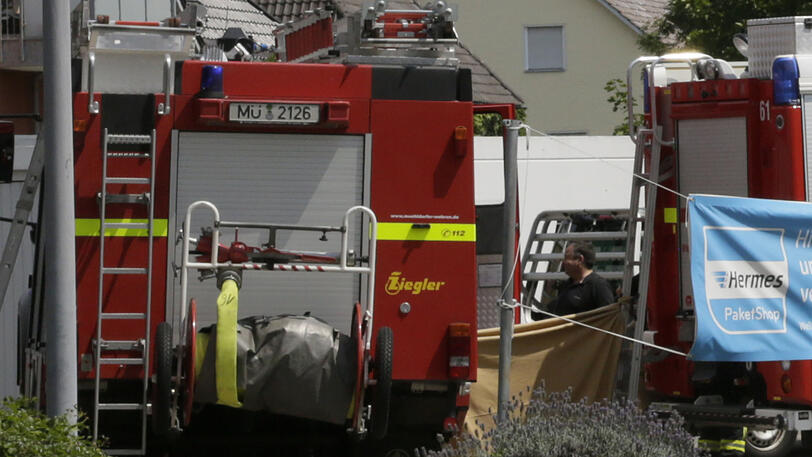 Feuerwehr, Polizei und Kriseninterventionsteam vor Ort: Die Frau wurde an einer Tankstelle in Mühldorf am Inn von ihrem eigenen Auto eingeklemmt und starb. Ihre drei Kinder mussten das Drama mitansehen.