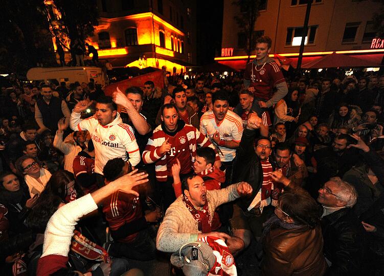 So ausgelassen feiern die Fans auf der Leopoldstraße den Bayern-Sieg. Die Bilder