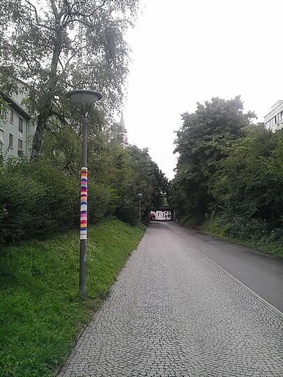 Eine eingestrickte Straßenlampe in der Margaretenstr. Im Hintergrund ist St. Margaret zu sehen. (Foto vom 15.09.13)