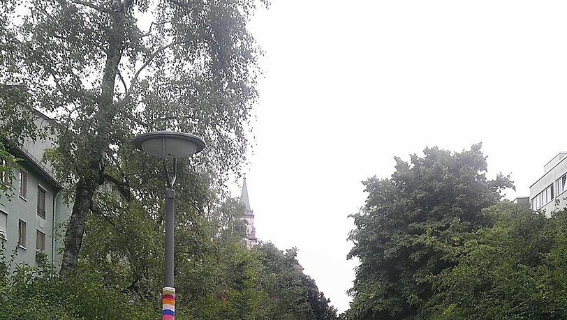 Eine eingestrickte Straßenlampe in der Margaretenstr. Im Hintergrund ist St. Margaret zu sehen. (Foto vom 15.09.13) Eine eingestrickte Straßenlampe in der Margaretenstr. Im Hintergrund ist St. Margaret zu sehen. (Foto vom 15.09.13)