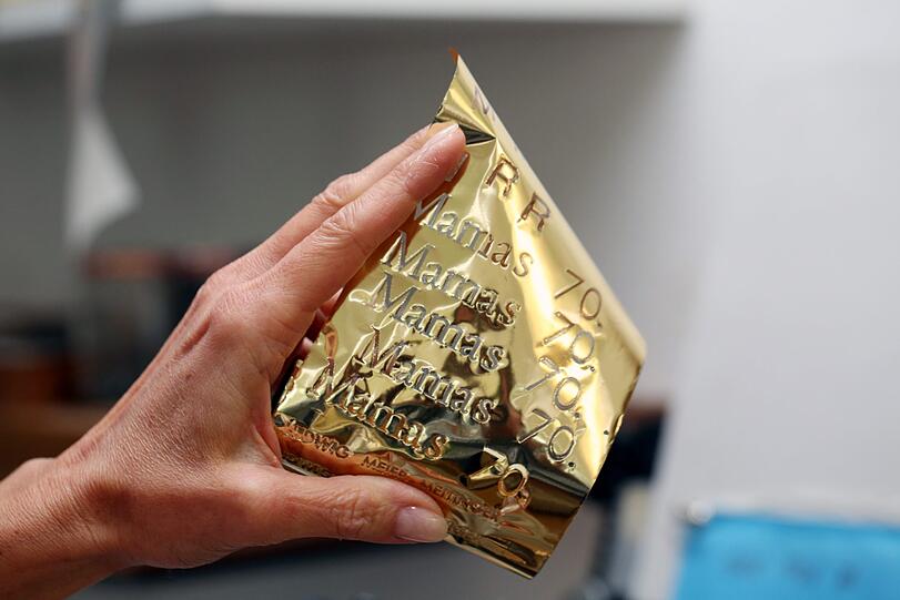 Geprägt wird mit Folienstreifen oder Blättern, hier in Gold.