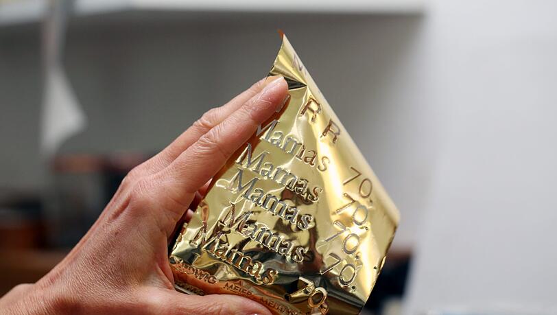 Geprägt wird mit Folienstreifen oder Blättern, hier in Gold. Geprägt wird mit Folienstreifen oder Blättern, hier in Gold.