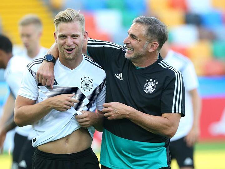 U21-Coach Stefan Kuntz (r) setzt in der Startelf gegen Dänemark auf Arne Maier.