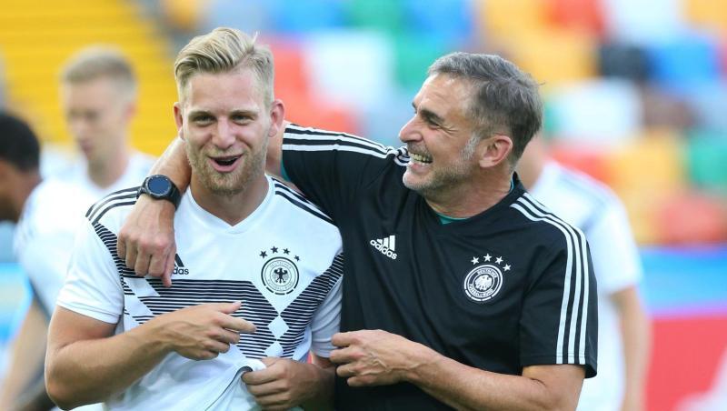 U21-Coach Stefan Kuntz (r) setzt in der Startelf gegen Dänemark auf Arne Maier. U21-Coach Stefan Kuntz (r) setzt in der Startelf gegen Dänemark auf Arne Maier.
