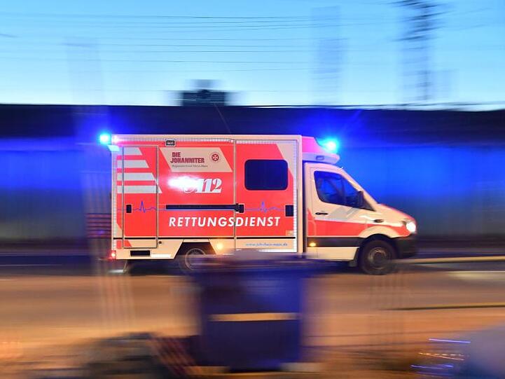 Ein Rettungswagen ist mit eingeschaltetem Blaulicht im Einsatz. Foto: Boris Roessler/dpa/Archivbild