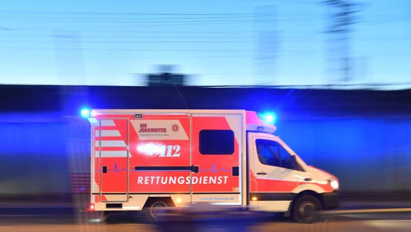 Ein Rettungswagen ist mit eingeschaltetem Blaulicht im Einsatz. Foto: Boris Roessler/dpa/Archivbild Ein Rettungswagen ist mit eingeschaltetem Blaulicht im Einsatz. Foto: Boris Roessler/dpa/Archivbild